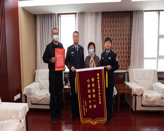 希望,为患者献上温情,4月26日,受助杜古尔家属来到和布克赛尔县公安局