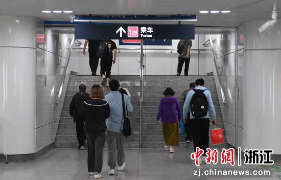 乘客在5号线打铁关站换乘1号线.王刚 摄
