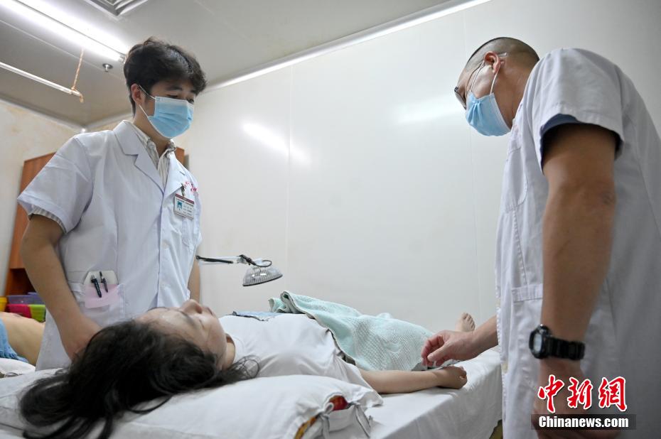 今年32岁的陈皓来自中医世家,受父亲陈进的影响,从小在药房长大的他