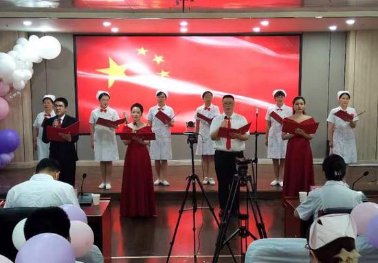 医护人员进行诗朗诵《中国力量》.陈剑飞摄