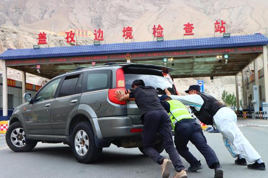 車輛突然拋錨新疆克州警民合力推車