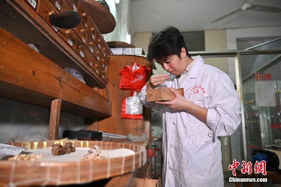 今年32岁的陈皓来自中医世家,受父亲陈进的影响,从小在药房长大的他