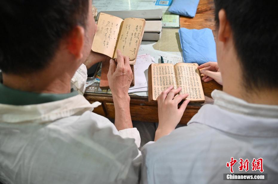 今年32岁的陈皓来自中医世家,受父亲陈进的影响,从小在药房长大的他