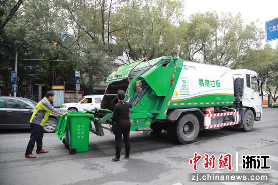 温州开展分类垃圾转运工作 甘晓培供图