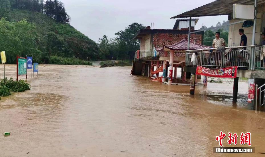 来宾等地遭暴雨到大暴雨袭击,致部分乡镇出现严重内涝,村庄被洪水围困