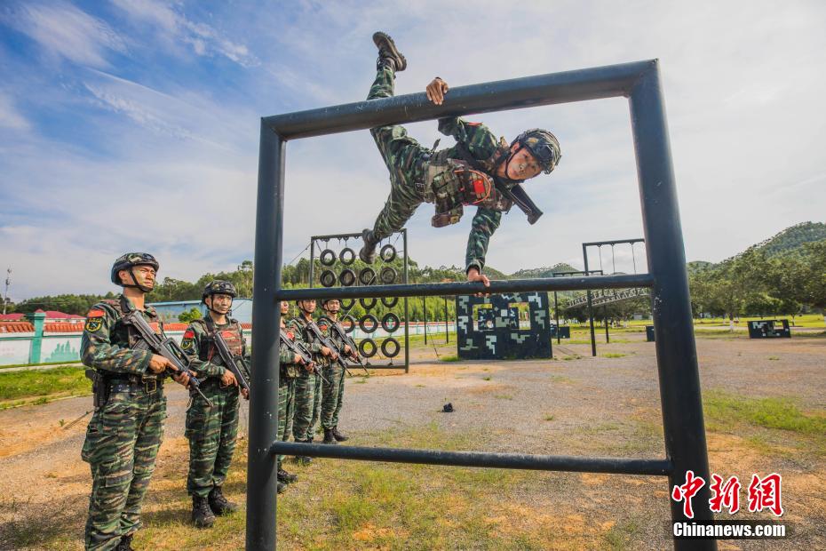 武警特战队员快速翻越障碍.果志远 摄