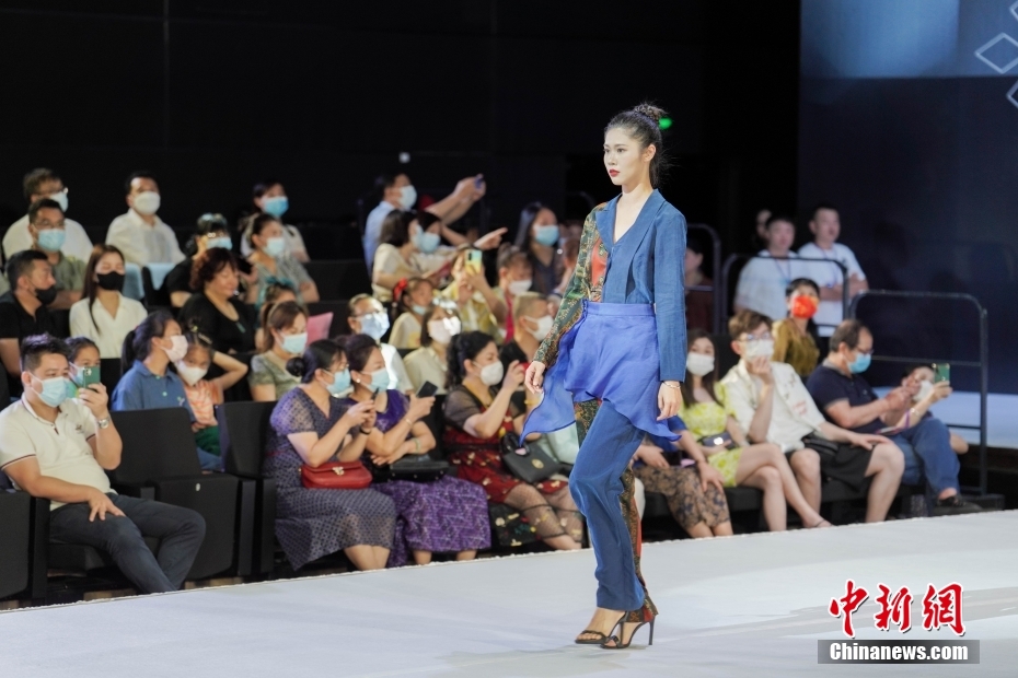 150套民族潮服亮相广西南宁秀场