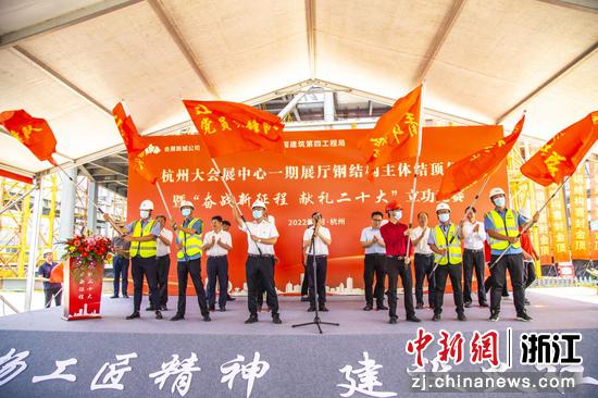 主席台上其他领导为施工单位各代表授"党员先锋岗""青年突击队"旗帜.