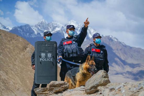 新疆喀什巡逻踏查进一线02佳节期间护平安