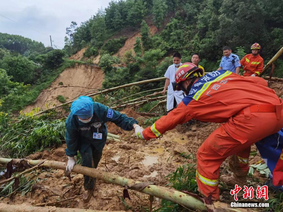 6月9日,廣西北流市隆盛鎮,新豐鎮部分村莊受暴雨影響,道路塌方受阻,有