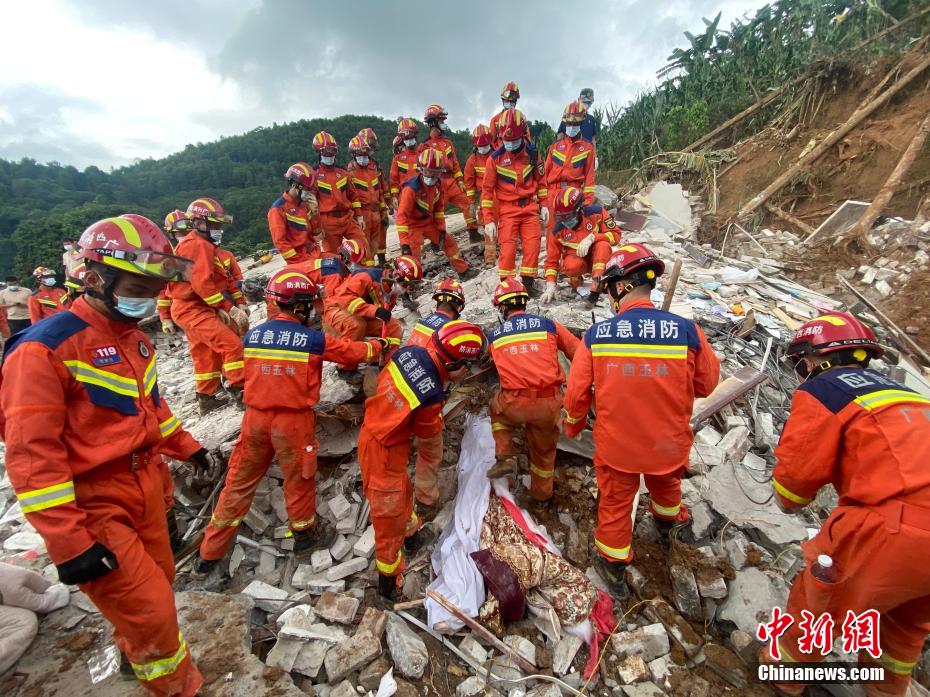 鍾桂欣 攝6月9日,廣西北流市隆盛鎮,新豐鎮部分村莊受暴雨影響,道路