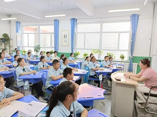 图为阿瓦提县第二中学的思政课现场 刘鸿斌 摄