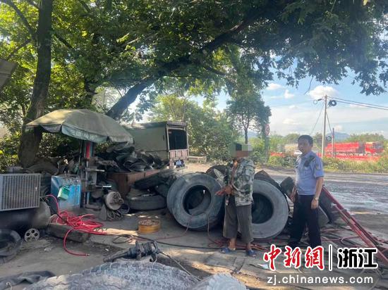 民警带犯罪嫌疑人辨认现场. 徐俊杰供图