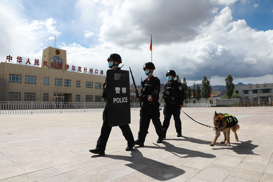 为切实提升夏季治安打击整治"百日行动"的实际效应,新疆伊尔克什坦出