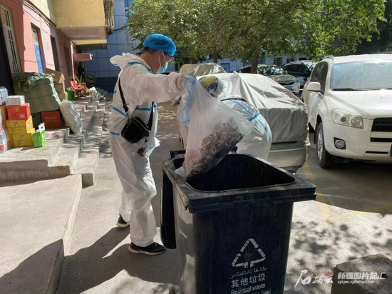 志愿者为小区居民倒垃圾.苏阳提供