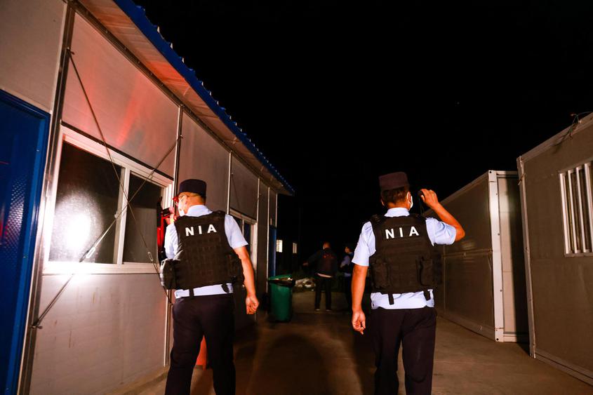 民警正在对工地进行安全检查.