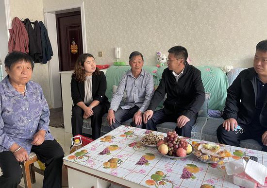在走访慰问中,县委副书记,盘锦援疆干部工作领队王书记,县委常委,援疆