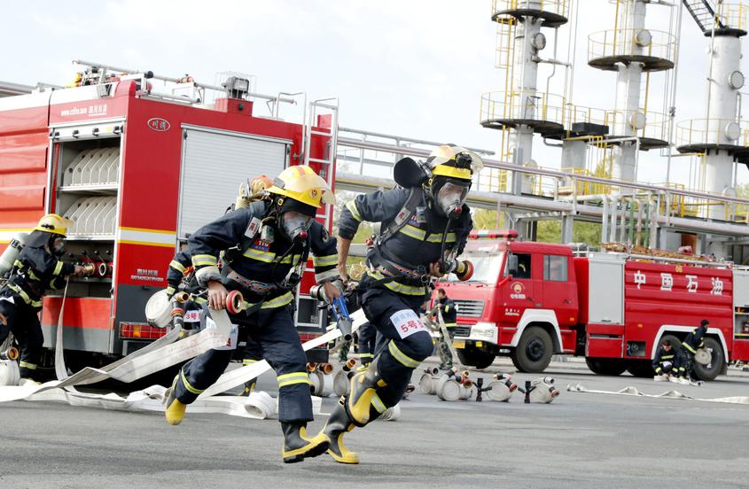 图为消防救援人员开展技能训练.