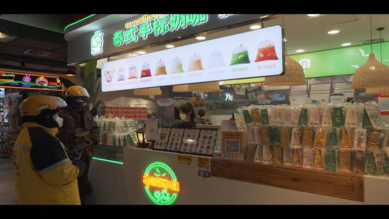 kl星品汇二楼奶茶店前外卖员正在等餐.