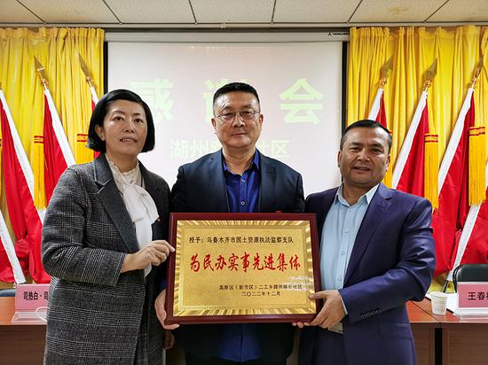 社区第一书记,工作队队长王春梅和社区书记司热白·司马义为支持为