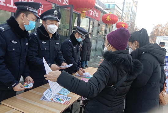 伊宁市公安局多种形式喜迎警察节