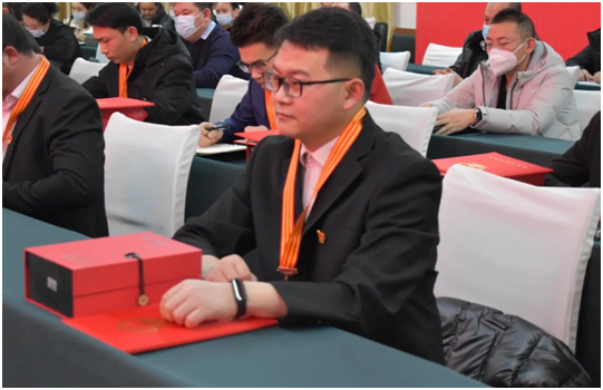 洛浦镇人民政府对立功获奖的11名同志表示了热烈祝贺,"三等功"公务员