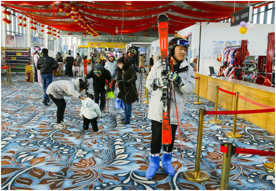 首页>新闻快报>1月24日,游客在洛浦县丝路滑雪场领取雪具.