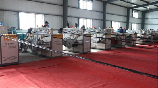 在位于库车市齐满镇的佳禹农业科技有限公司滴灌带生产车间内,机器