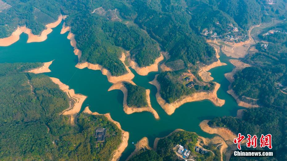 2月28日,航拍广西梧州市苍梧县梨埠镇爽岛水库,水清岸绿,河畅景美