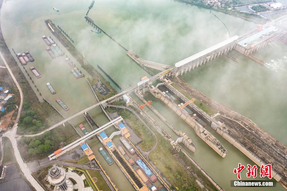 航拍广西梧州长洲水利枢纽船只有序过船闸15