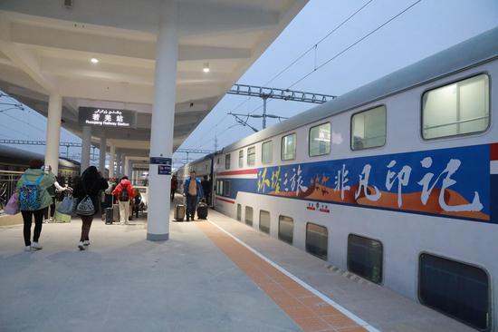 首趟环塔克拉玛干旅游列车抵达若羌