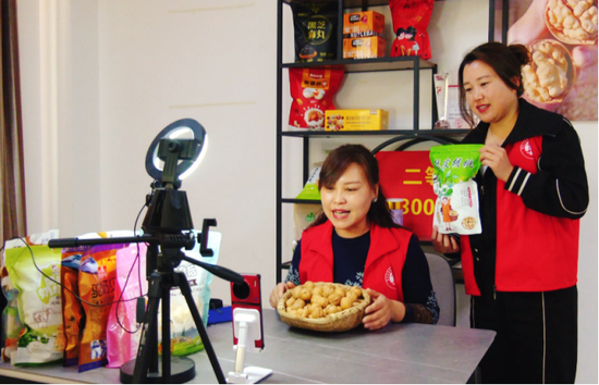 图为电商直播带货阿克苏特色农产品.柴美玲 摄