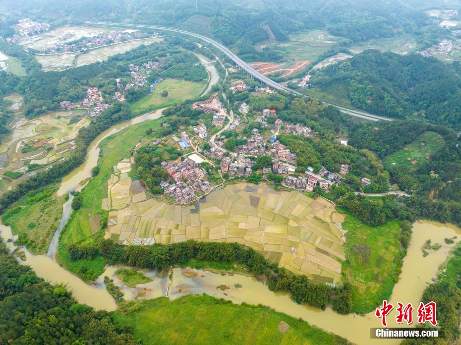 航拍广西梧州市苍梧县京南镇武岭村.何华文  摄