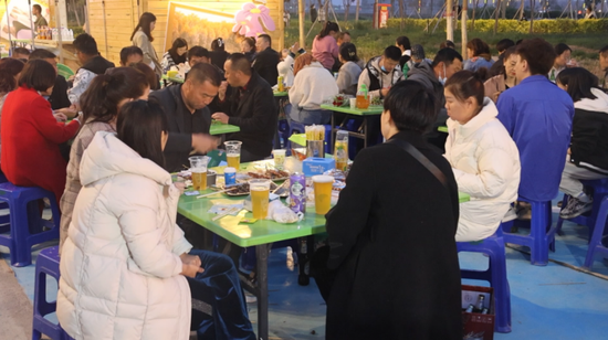 新疆库车:繁荣夜市经济 增添城市烟火-中新网·新疆