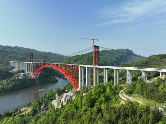 贵州德余高速乌江特大桥桥面板安装完成