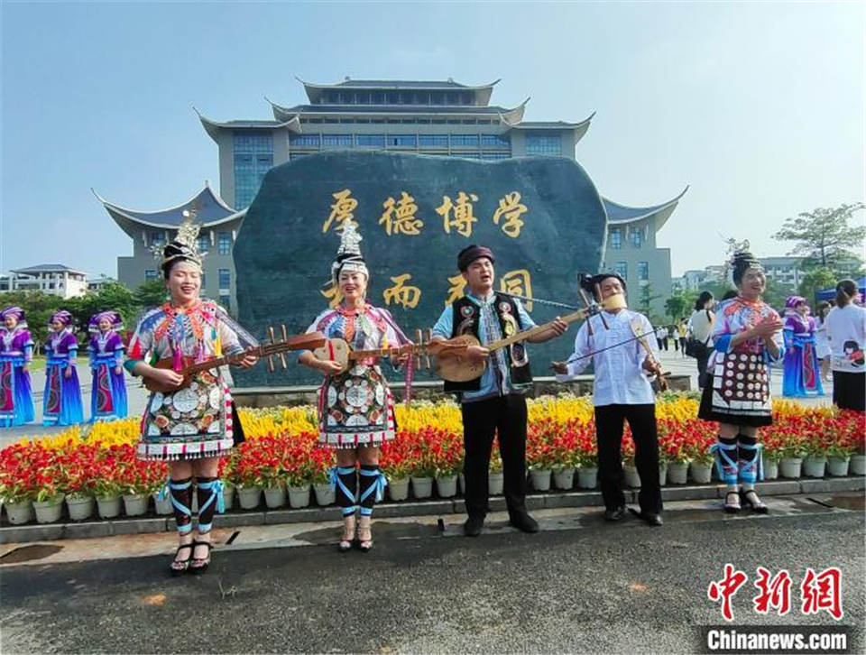 5月18日,廣西民族大學民歌學院揭牌成立.圖為歌舞表演現場. 黃豔梅 攝