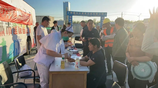 现场人社局,劳动监察大队,应急局,建设局等部门现场设置了咨询台,区人