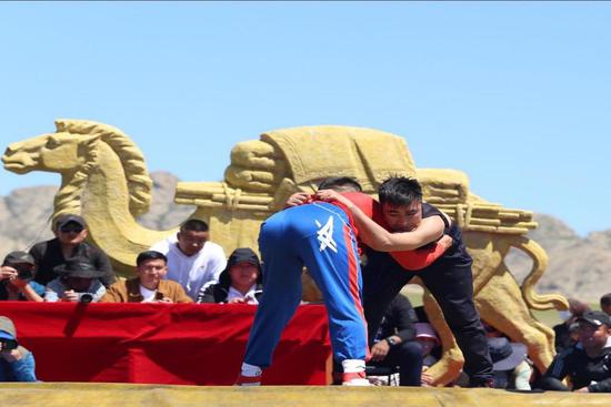 新疆福海县第四届百万阿勒泰羊牧场文化旅游系列活动——摔跤比赛.