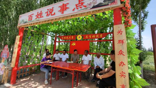 瓦石峡镇牧业村"百姓说事点"现场