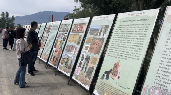 新疆四史巡展走进达坂成区