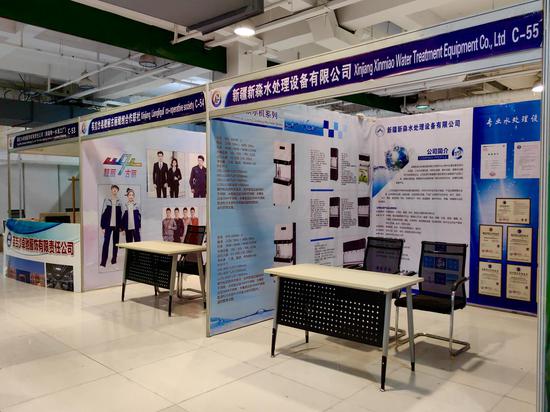 走进英吉沙县喀交会的各展位,只见工作人员正在布置展台,摆放展品