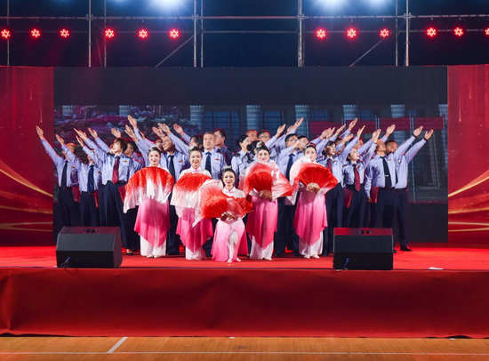 随后,现代舞《心海》,朗诵《党旗颂》,情景剧《走进中国革命历史博物