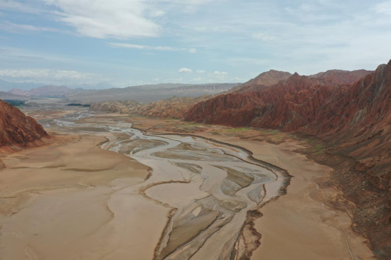 7月10日,记者在库车河流域中游河段尾部的铜场水库看到,水库水位高度