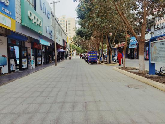 地下排水管网,地埋电网均已完成,宽阔平坦的洁净街面,摆放整齐的各类