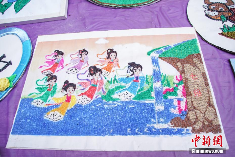 当地民众在家门前展示的"点米成画"作品.陈冠言 摄