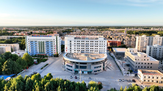 走进泽普县人民医院心脑血管科,援疆医生王张生刚结束门诊诊疗,紧接着