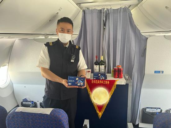 在cz6987乌鲁木齐飞往海口的航班上,安全员岳志强严格落实执勤流程,同