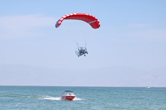 图为:9月30日,博斯腾湖天空中飞艇翱翔. 王陆斌摄