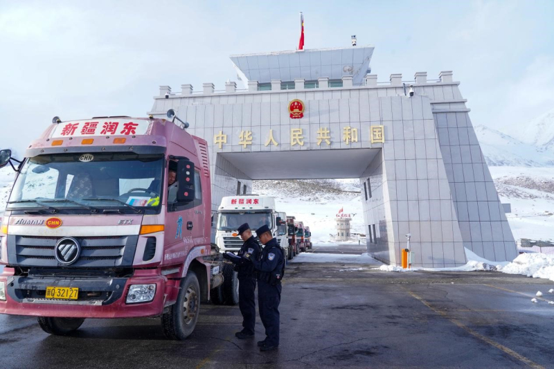 新疆边检部门全力保障世界海拔最高口岸红其拉甫常年开放-中新网