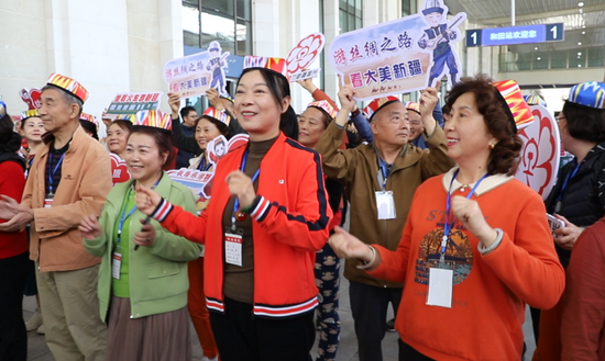 乘坐"川和号"旅游列车而来的游客.(丁安 摄)